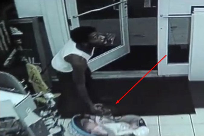 Car thief returns baby ( VIDEO )