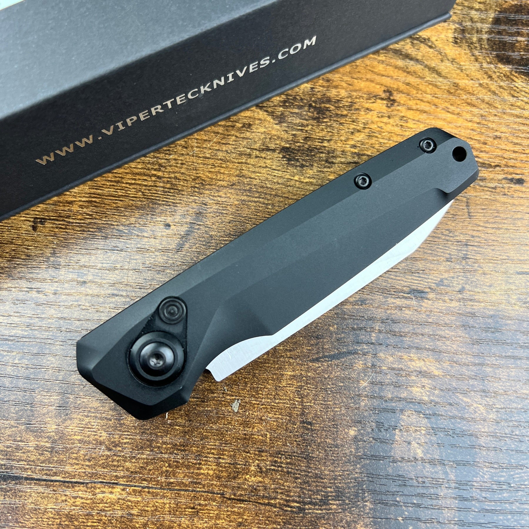 closed button switchblade knife